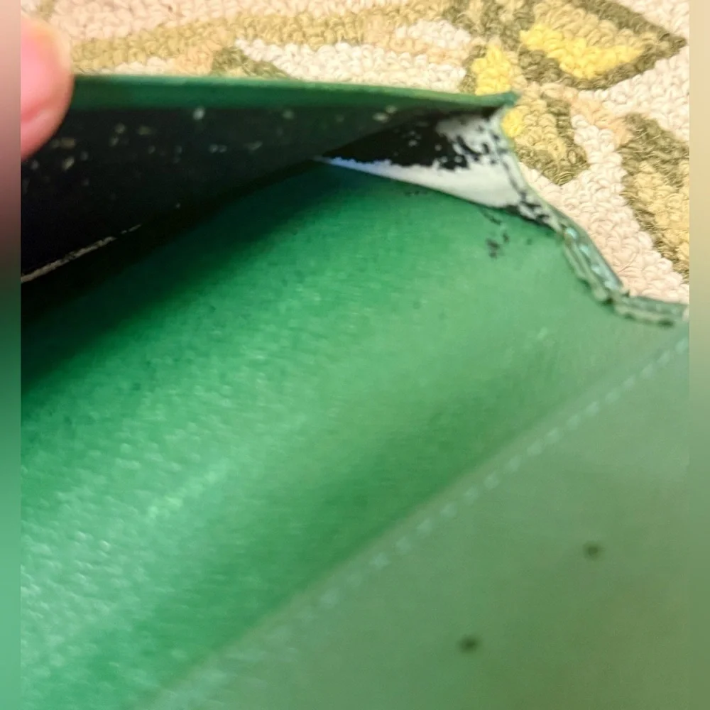 LOUIS VUITTON Vintage Unisex Green Epi Leather Long Bi-Fold Agenda Wallet